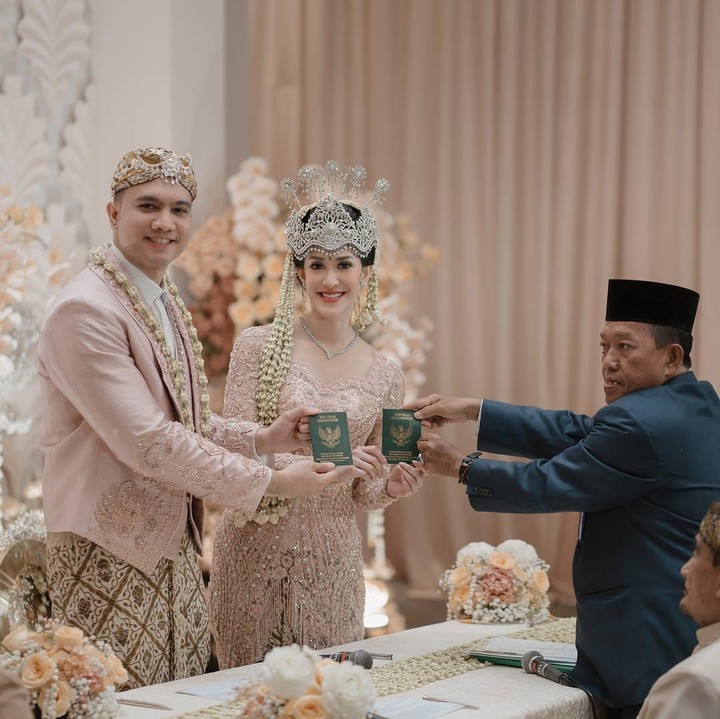 <p>"<em>Alhamdulillah</em>, selamat Elma dan Marlon (panggilan Ihsan Fadhlur). Langgeng jodohnya, bahagia,<em> sakinah, mawadah,</em> <em>warrohmah</em>, amin," ungkap seorang netizen. "Selamat Elma dan Marlon, semoga <em>samawa</em>," kata netizen lainnya. (Foto: Instagram: @elmaaa_e)</p>