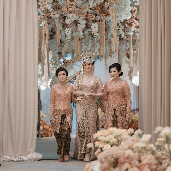 <p>Pernikahan Elma ini dipenuhi dengan adat Sunda, Bunda. Terlihat dari siger Sunda di kepalanya serta upacara adat lainnya. (Foto: Instagram: @elmaaa_e)</p>