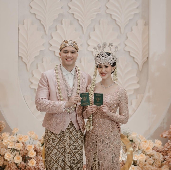 <p>Kebahagiaan Elma dan suami turut dirasakan oleh para penggemar serta rekan-rekan sesama artis. Mereka pun mendoakan agar penikahan Elma langgeng dan bahagia. (Foto: Instagram: @elmaaa_e)</p>