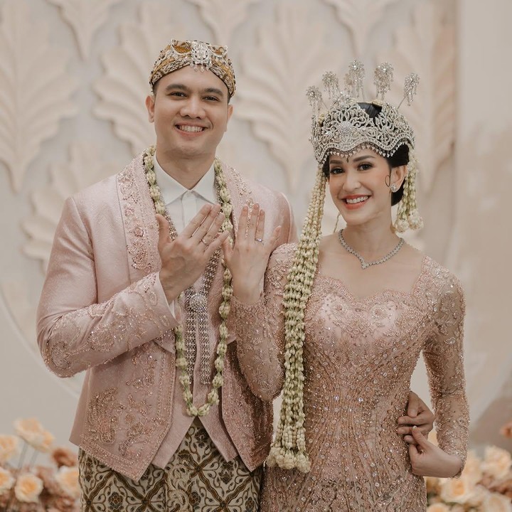 <p>Elma tampak cantik mengenakan kebaya <em>peach</em>. Sementara itu, sang suami tampil gagah dengan beskap warna senada. (Foto: Instagram: @elmaaa_e)</p>