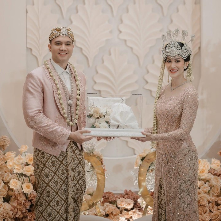 <p>"Hari ini, kami memulai perjalanan sebagai suami istri, terikat oleh iman dan cinta. Semoga pernikahan ini dipenuhi berkah dan kebahagiaan tanpa akhir," tulisnya dengan menyisipkan emotikon hati. (Foto: Instagram: @elmaaa_e)</p>