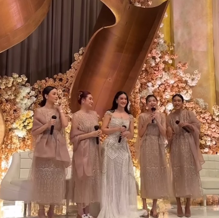 <p>Dalam Instagram Stories-nya, terlihat pula seluruh mantan anggota <em>girlband</em> Princess hadir, Bunda. Mereka pun melakukan reuni dan menyanyikan lagu andalannya, <em>Jangan Pergi </em>di atas pelaminan. (Foto: Instagram: @elmaaa_e)</p>