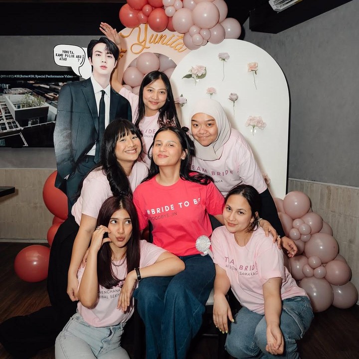 <p>"Masih tidak percaya sahabat-sahabatku berhasil mengadakan bridal shower yang sangat manis! Suamiku membuatku berpikir kami bertemu dengan seorang arsitek, tetapi ketika aku membuka pintu, bum! Di sanalah mereka. Aku sangat mencintai mereka dan sangat bersyukur atas sahabat-sahabatku dan momen yang tidak terlupakan ini. Dan jangan khawatir, Jin, kamu tetap nomor satu bagiku! Suamiku benar-benar mengerti dan mendukung prioritasku, lol. Aku meninggalkanmu sebuah hati di jendela, Jin," tuturnya. (Foto: Instagram: @yunitasinegar)</p>