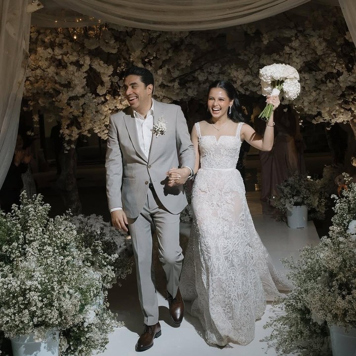 <p>Pemeran Kaluna dalam <em>Home Sweet Loan</em> ini tampil cantik dengan <em>dress</em> bernuansa <em>off white</em>. Sementara itu, sang suami terlihat gagah dengan setelan jas warna abu-abu. (Foto: Instagram: @yunitasinegar)</p>