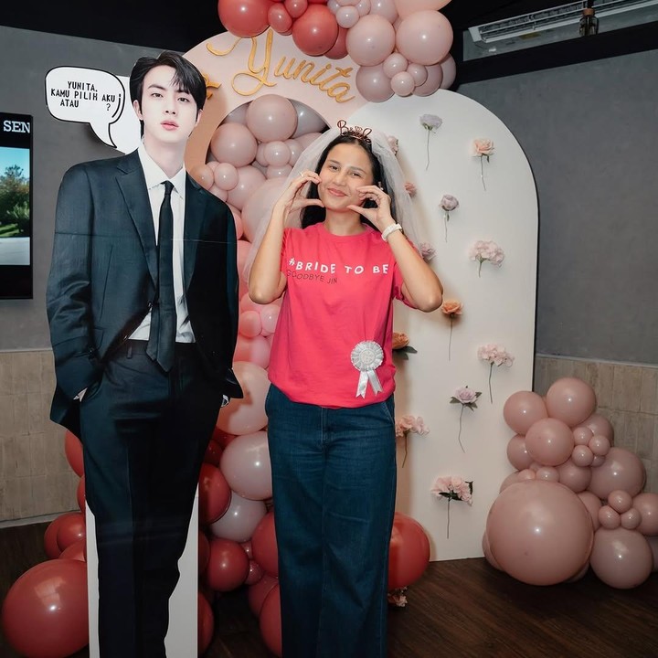 <p>Tidak berapa lama setelah mengunggah potret pernikahannya, Yunita juga mengunggah momen<em> bridal shower-</em>nya bersama para sahabat. Selain para sahabatnya, turut hadir pula Jin BTS dalam bentuk Standee. (Foto: Instagram: @yunitasinegar)</p>
