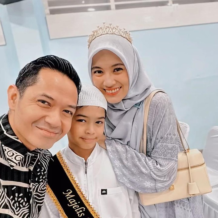 <p>Alyssa Soebandono mengungkapkan rasa bangganya pada sang putra sulung, Rendra, karena berhasil menghafal tiga juz Al-Qur'an, Bunda. Perempuan yang akrab disapa Icha ini pun menyebut Rendra sempat meragukan dirinya sendiri. "Bunda tahu semua ini tidak mudah untukmu. Paham sekali bagaimana rasanya bernegosiasi untuk dapat bermain di sela pembinaannya. Ataupun terkadang lelah hingga suara serak karena harus berlatih. Namun, semangat itu tidak pernah luntur dari dirimu. Meski keraguan kerap muncul sehingga kau lontarkan pertanyaan 'Abang bisa enggak ya, Bunda?'," jelas Alyssa pada laman Instagram-nya. (Foto: Instagram: @ichasoebandono)</p>