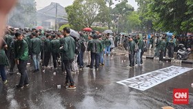 Ratusan Mahasiswa Geruduk Kantor DPRD Jabar, Demo Indonesia Gelap