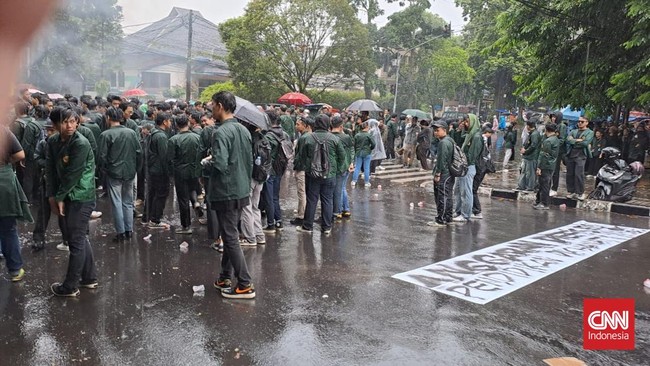 Seperti di sejumlah kota di Indonesia, demonstan mahasiswa dari berbagai kampus menggelar aksi 'Indonesia Gelap' di depan DPRD Jabar, Bandung, hari ini.