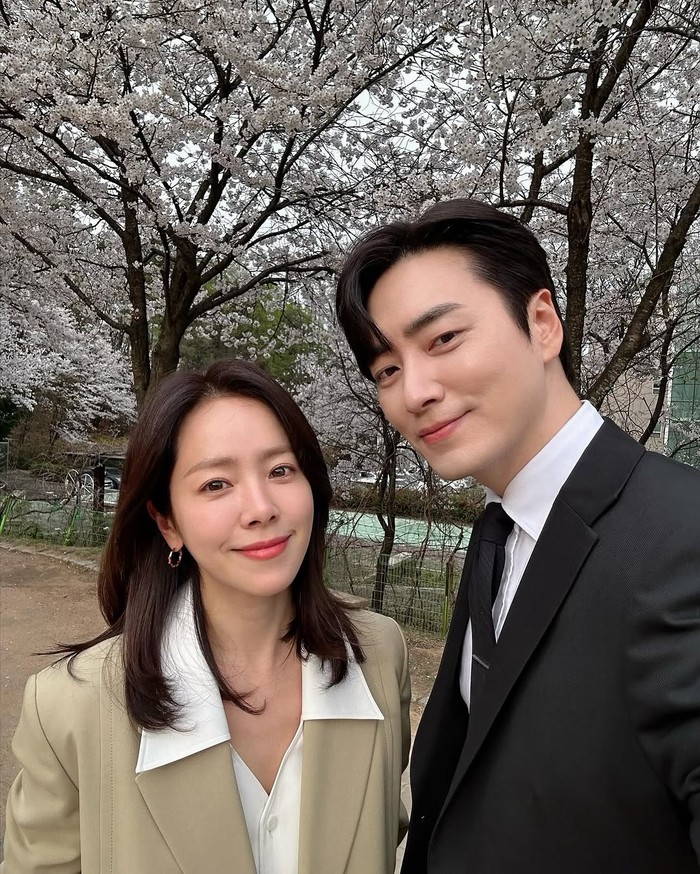 Salah satu adegan di drama 'Love Scout' yang tak terlupakan adalah Yoo Eun Ho yang berusaha menghibur Kang Ji Yun yang mengalami suasana hati buruk dengan berjalan-jalan bersama menikmati musim semi hingga bermain basket./ Foto: instagram.com/roma.emo