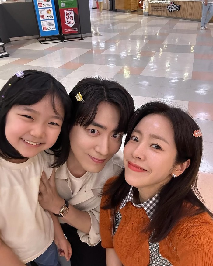 Selain momen berdua, kebersamaan Han Ji Min dan Lee Jun Hyuk bersama Ki So Yu yang memerankan putri tunggal Yoo Eun Ho juga selalu berhasil menghangatkan hati dengan kegemasan meningkat berkali lipat./ Foto: instagram.com/roma.emo