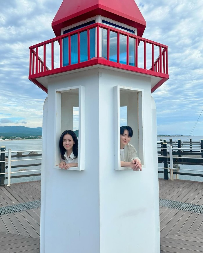 Selama syuting adegan kencan di pantai, Han Ji Min dan Lee Jun Hyuk turut menyempatkan diri untuk bersenang-senang bersama di tengah keindahan cuaca dan alam. Momen mereka di dalam mercusuar menggemaskan sekali ya, Beauties!/ Foto: instagram.com/roma.emo
