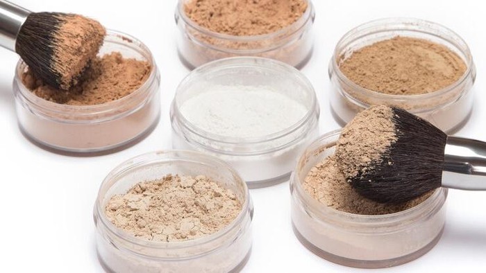 img-title Sering Dianggap Sama, Simak Perbedaan Loose Powder dan Setting Powder!