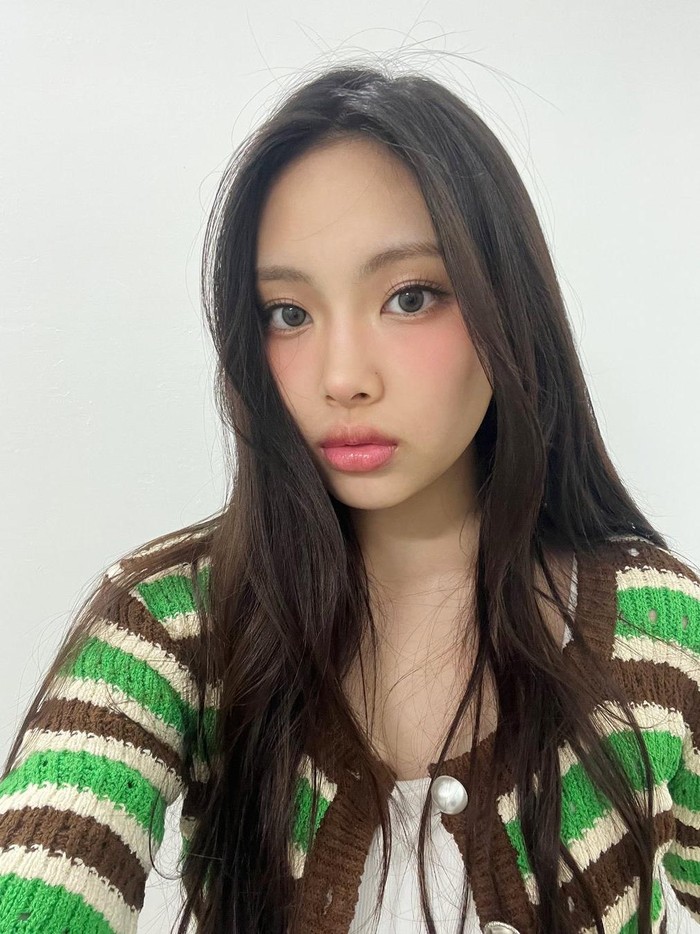 Siapa sih yang tidak kenal Hyein? Ya, lahir pada 21 April 2008 di Distrik Michuhol, Incheon, Korea Selatan, pemilik zodiak Taurus tersebut merupakan maknae (anggota termuda) NJZ (sebelumnya NewJeans)./ Foto: x.com/NewJeans_ADOR