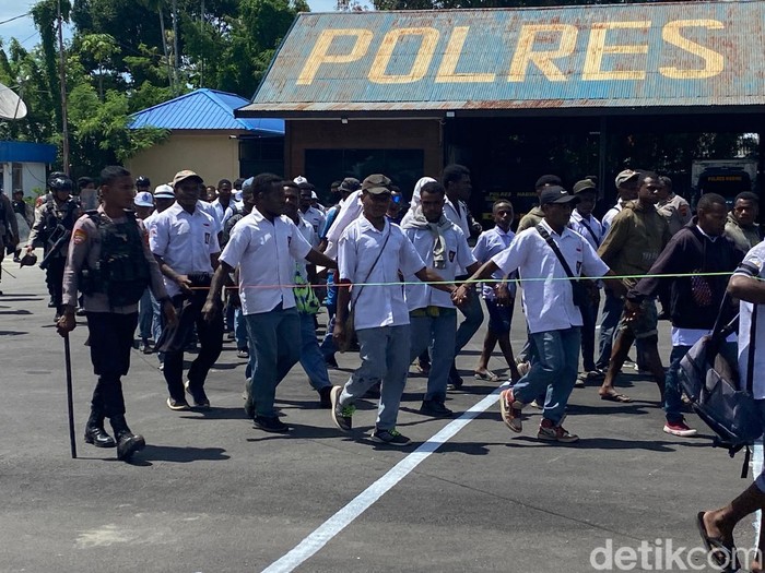 Siswa SMP dan SMA di Nabire digiring ke Mapolres Nabire usai demo tolak program makan bergizi gratis.