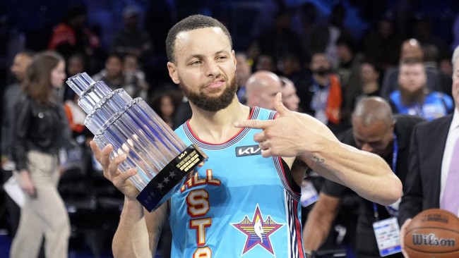 Tim Shaq Menang, Stephen Curry Jadi MVP Stephen Curry terpilih jadi MVP saat membawa tim Shaq's OG memenangkan NBA All Star. Curry mencatat total 20 poin di dua laga yang dimainkan.