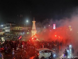 Rayakan PSIM Promosi Liga 1, Suporter Padati Tugu Jogja