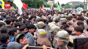 VIDEO: Bentrok Mahasiswa Surabaya & Polisi Saat Aksi Indonesia Gelap