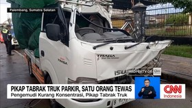 VIDEO: Mobil Pikap Tabrak Truk Parkir, Satu Orang Tewas