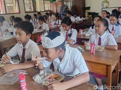 Ada Sambal dalam Seporsi Menu Makan Bergizi Gratis di SDN 4 Sanur