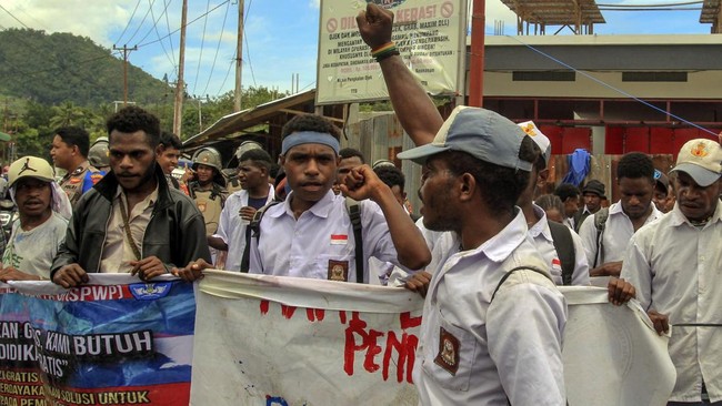 Siswa SD, SMP, dan SMA di Paniai berunjuk rasa menolak program makan bergizi gratis dengan melakukan long march ke kantor Bupati Paniai, Papua Tengah.