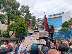 Naik Mobil Komando Saat Demo Ojol, Wamenaker: Kita Berharap Pada Aplikator