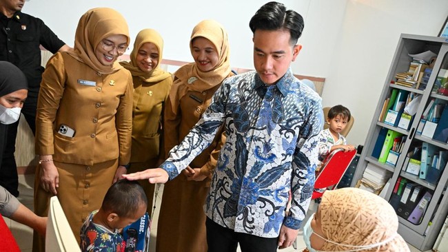 Wapres Gibran mengklaim selama sepekan ini belum ada keluhan soal program cek kesehatan gratis yang diselenggarakan di puskesmas.