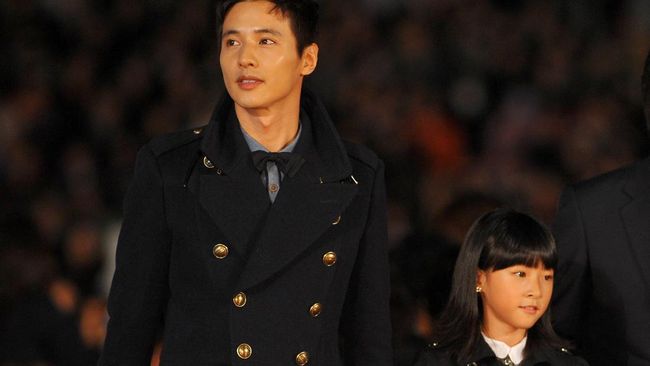 Won Bin yang sebelumnya bintangi The Man from Nowhere bersama Kim Sae-ron hadiri pemakaman aktris tersebut.