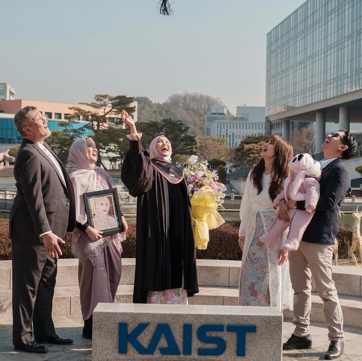 <p>Di hari wisudanya, Xaviera didampingi oleh keluarga besarnya. Sang ayah bersama kakak dan adiknya, datang ke Korea Selatan untuk menghadiri wisuda Xaviera. (Foto: Instagram @xavieraaputri)</p>