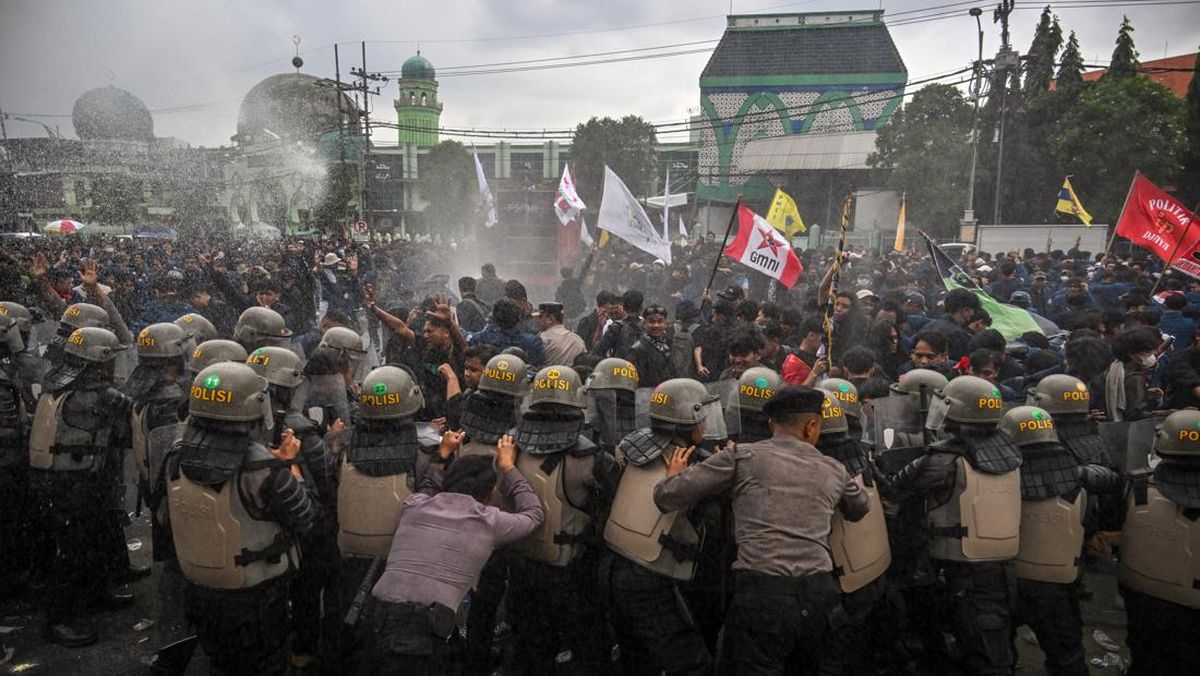 Kekerasan Polisi ke Mahasiswa Indonesia Gelap Surabaya Berakhir Damai