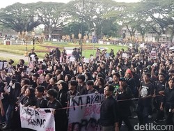 Mahasiswa Malang Demo Protes Pemotongan Anggaran Pendidikan-Kesehatan