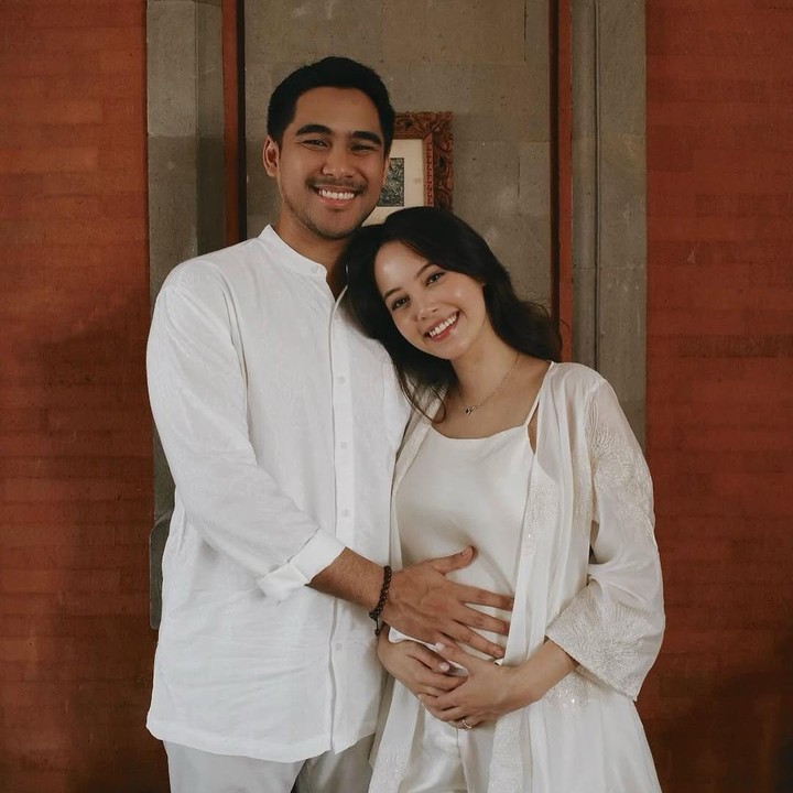 <p>Aktris cantik Anggika Bolsterli baru-baru ini mengumumkan kabar kehamilan pertamanya. Melalui akun Instagram miliknya, Anggika mengunggah foto saat pamer <em>baby bump</em> bersama suaminya, Omar Armandiego Soeharto. "<em>So much love wrapped around our little one</em>," tulisnya dalam unggahan tersebut. (Foto: Instagram @anggikabolsterli)</p>