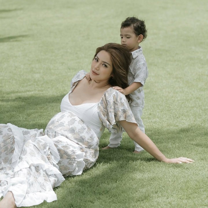 <p>Aktris Jessica Iskandar belum lama ini melahirkan anak ketiganya, Bunda. Selama hamil anak ketiga, istri Vincent Verhaag ini sering memakai OOTD yang anggun dan cantik. Saat berpose dengan putranya Don Verhaag beberapa waktu lalu, Jessica Iskandar pernah tampil cantik mengenakan gaun putih bercorak bunga saat memamerkan <em>baby bump</em> kehamilannya ke publik. (Foto: Instagram @inijedar)</p>