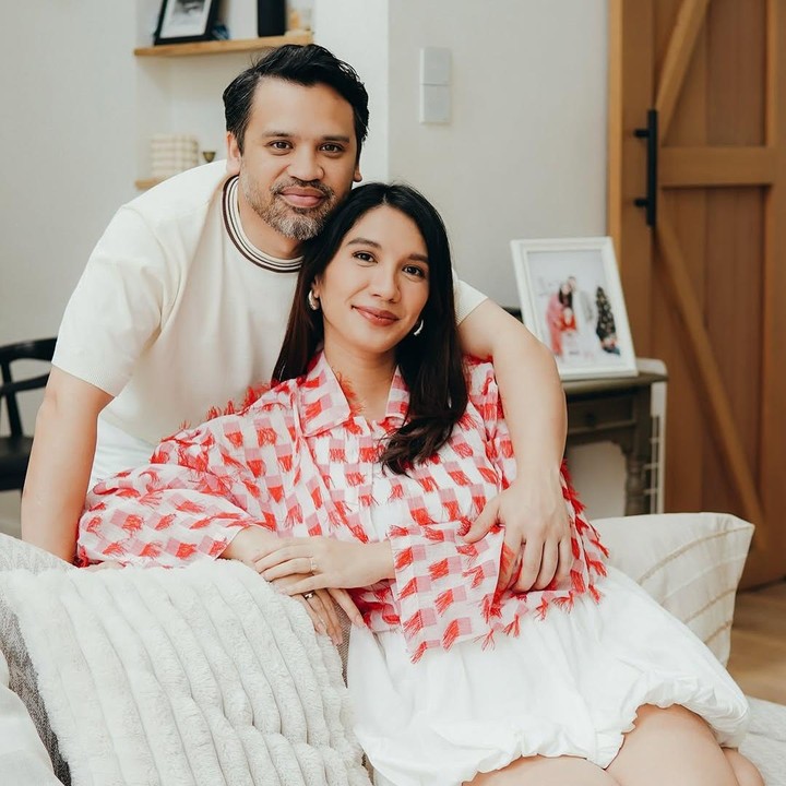 <p>Acha Sinaga saat ini tengah hamil anak ketiga, Bunda. Belum lama ini, Acha membagikan potret kebersamaannya dengan sang suami Andy Ambarita. Dalam potret ini, Acha terlihat cantik mengenakan kemeja bermotif kotak-kotak warna merah dan putih. Perempuan 35 tahun ini menyempurnakan gayanya dengan mini <em>dress</em> putih. (Foto: Instagram @achasinaga)</p>