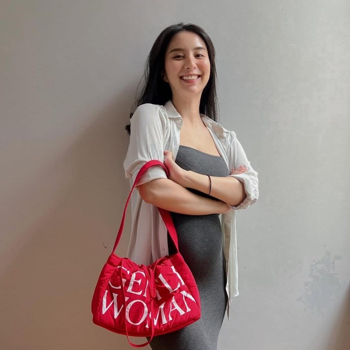 <p>Aktris lain yang memamerkan OOTD casual saat hamil adalah Clairine Clay. Istri Joshua Suherman ini pernah mengunggah gayanya yang simple saat hamil anak pertama beberapa waktu lalu. Clay tampil <em>stylish</em> mengenakan gaun <em>bodycon</em> panjang berwarna abu-abu yang padu padan dengan kemeja putih. Perempuan 29 tahun ini lalu menyempurnakan OOTD-nya dengan tas berwarna merah. (Foto: Instagram @clairineclay)</p>