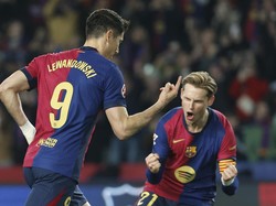 Ronald Koeman Isyaratkan Frenkie de Jong Bertahan di Barcelona