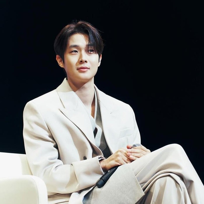 Salah satu daya tarik dan penampilan Choi Woo Shik di layar kaca adalah karismanya yang sederhana.