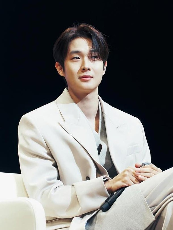 Salah satu daya tarik dan penampilan Choi Woo Shik di layar kaca adalah karismanya yang sederhana.