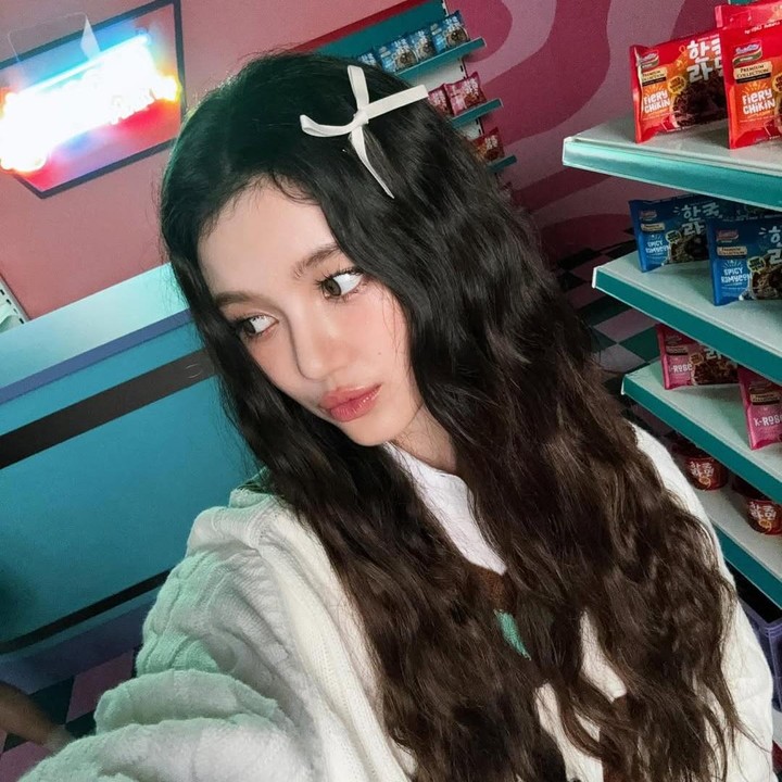 <p>Gaya rambut ini tampaknya sudah menjadi ciri khas Danielle, ya, Bunda. Kecantikannya bertambah dengan gaya rambut keriting tersebut. (Foto: Instagram@njz_official)</p>