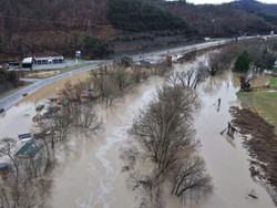 Video: Banjir Terjang Washington DC, Mobil-mobil Terjebak