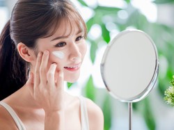 7 Rekomendasi Sunscreen yang Bagus Dipakai Sebelum Makeup agar Lebih Flawless