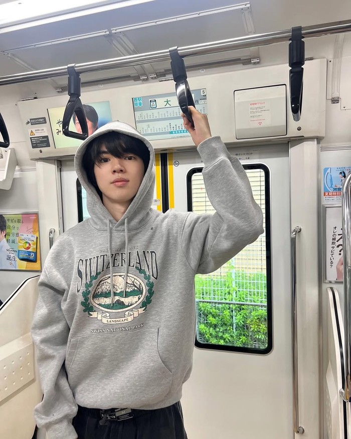 Junjung tinggi pendidikan, Cha Jun Hwan merupakan lulusan Whimoon Middle dan High School. Selain itu, ia juga mendaftar di Korea University pada tahun 2020 dan mengambil jurusan Global Sport Studies. Keren sekali, ya!/ Foto: instagram.com/jun_july_august