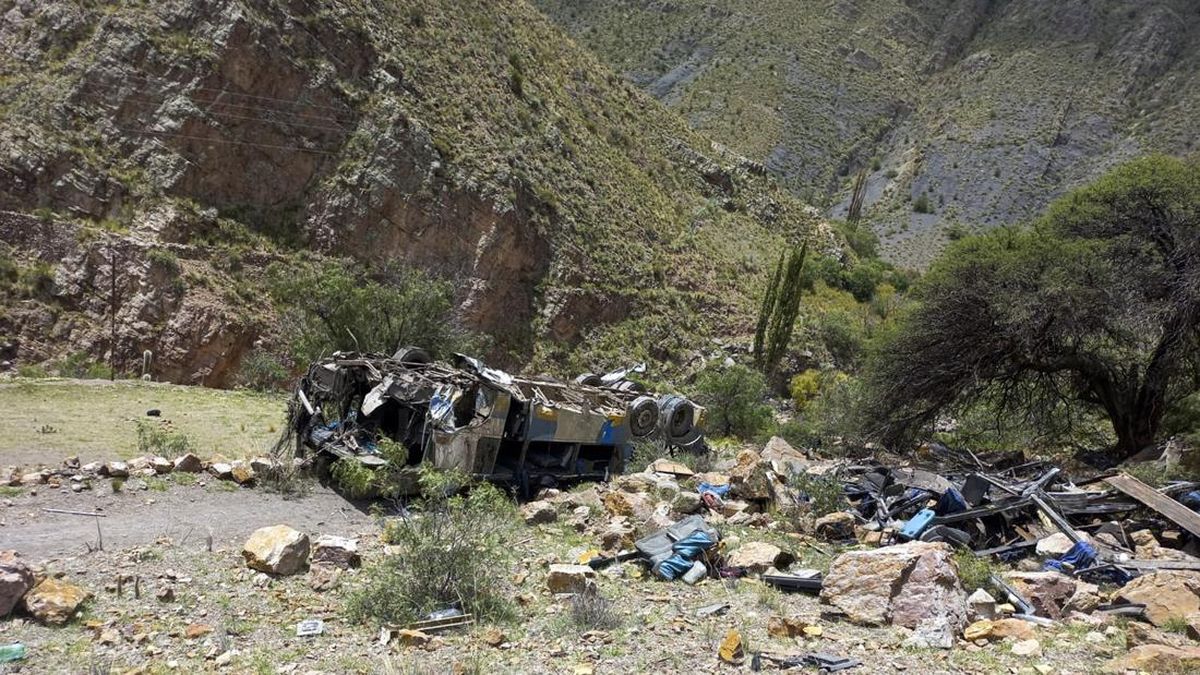 9 Orang Tewas, 30 Terluka Usai Bus Terjun dari Jembatan di Argentina