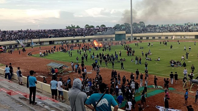 Laga antara Persela Lamongan vs Persijap Jepara dalam pertandingan delapan besar Liga 2 2024/2025 berlangsung ricuh di Tuban Sport Center, Selasa (18/2).