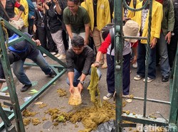 Demo di Kantor Pemrov Jateng, Massa Buang Kotoran Hewan