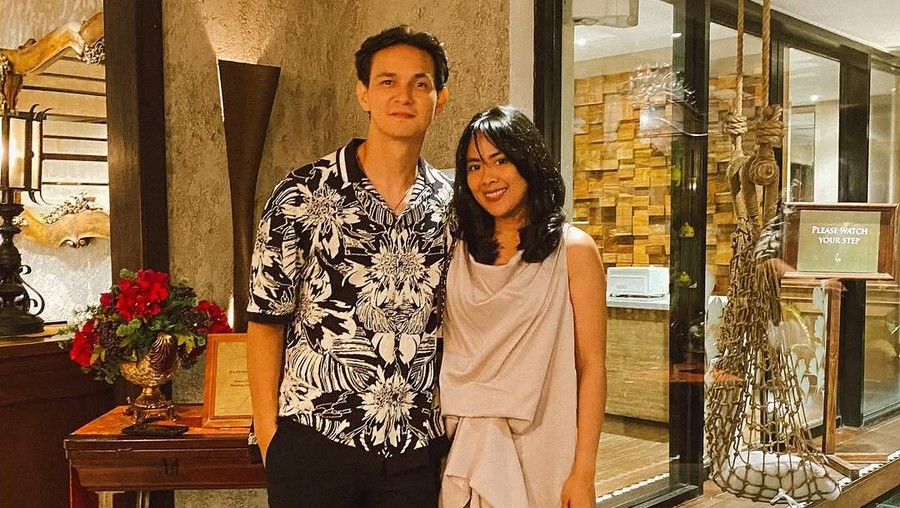 Marcell Darwin dan istri