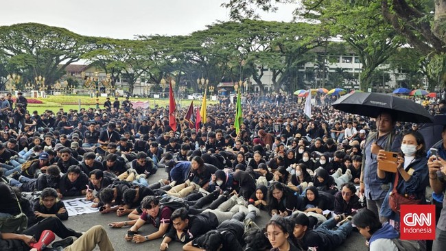 Massa mahasiswa di Malang dan Makassar menggelar aksi Indonesia Gelap hari kedua, Selasa (18/2). Mereka mengepung Gedung DPRD Kota setempat.