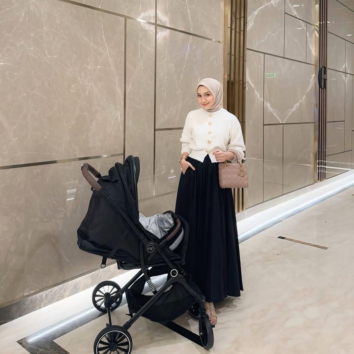 <p>Melody pun sering menuai pujian publik karena <em>outfit</em>-nya yang dinilai tak pernah gagal. "<em>Outfit</em>-mu kenapa selalu bagus sihh kakk," tulis akun <em>@queen_xava****.</em> "Masya Allah cantiknya," tulis akun <em>@ladya****.</em> (Foto: Instagram@melodyprima)</p>