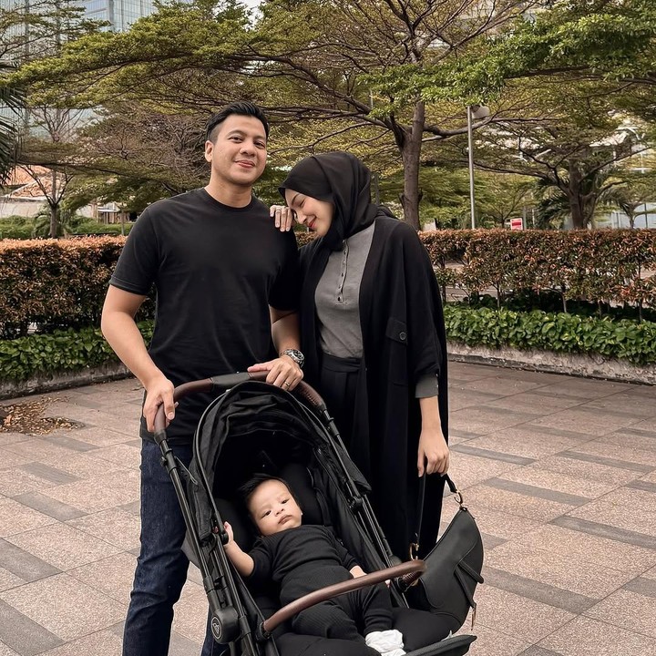 <p>Artis Melody Prima memulai awal tahun 2025 dengan menjadi Bunda dari tiga anak. Meski kelahiran anak ketiganya tidak diumumkan ke publik, Melody langsung mengabadikan momen bersama sang suami dan bayinya. (Foto: Instagram@melodyprima)</p>