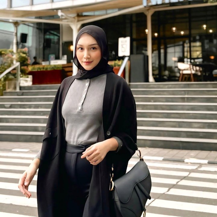 <p>Bukan pertama kali, Melody sering mengunggah beberapa foto OOTD-nya di Instagram. Penampilannya yang selalu modis ini menginspirasi banyak perempuan dalam hal gaya berpakaian, terutama mereka yang mengenakan hijab. (Foto: Instagram@melodyprima)</p>