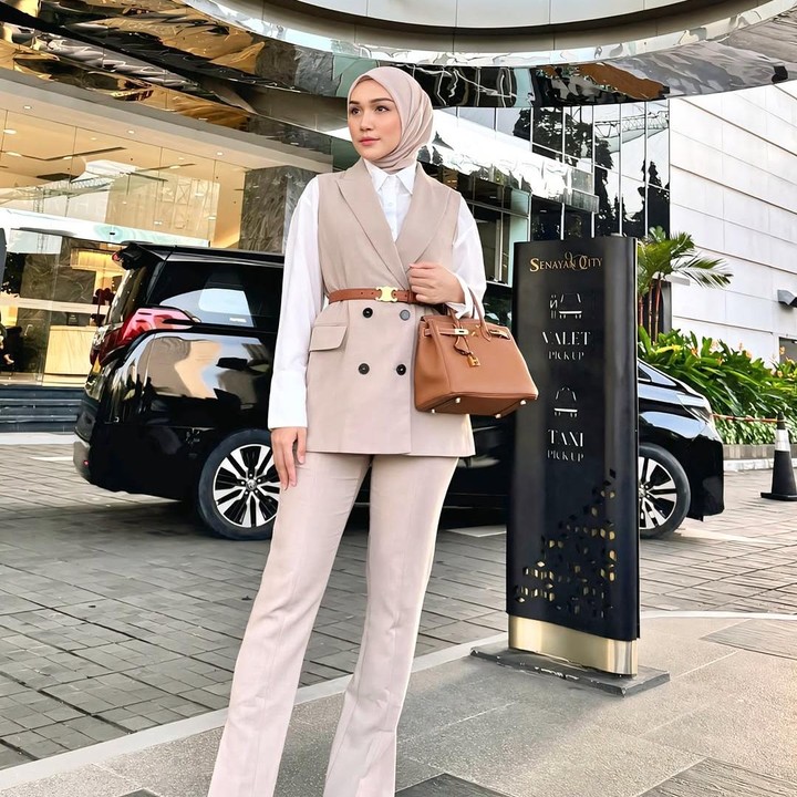 <p>Dari unggahan tersebut, tak sedikit netizen yang salah fokus dengan penampilan <em>outfit out the day</em> (OOTD) Melody. Bahkan, Bunda seleb yang satu ini dianggap sebagai kiblat OOTD. "Kak Melody adalah kiblat OOTD aku," tulis akun <em>@noviaaan****.</em> (Foto: Instagram@melodyprima)</p>